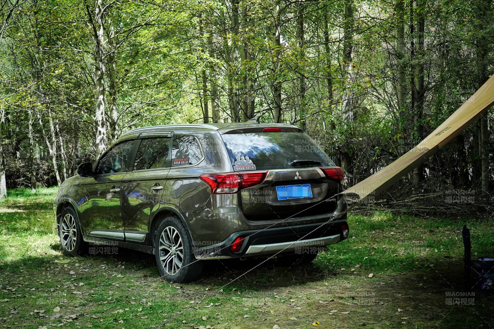 新都桥森林中的SUV停车图片