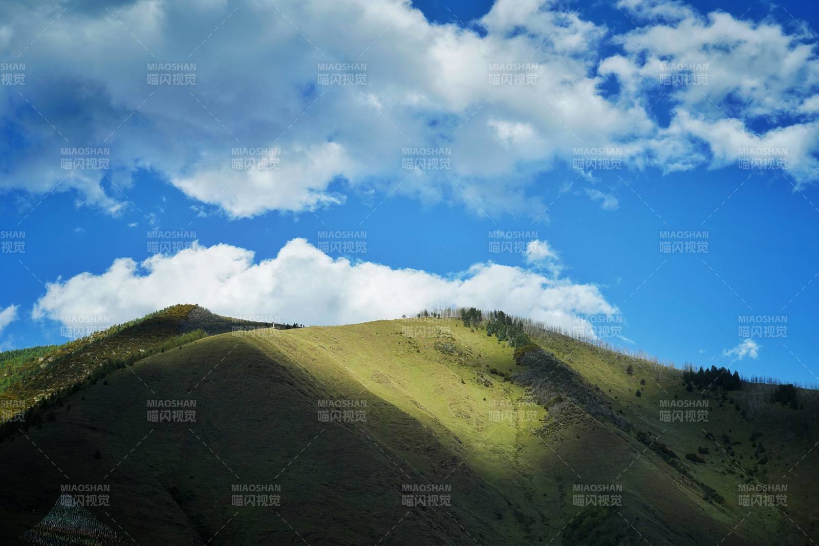 新都桥青山白云映蓝天图片