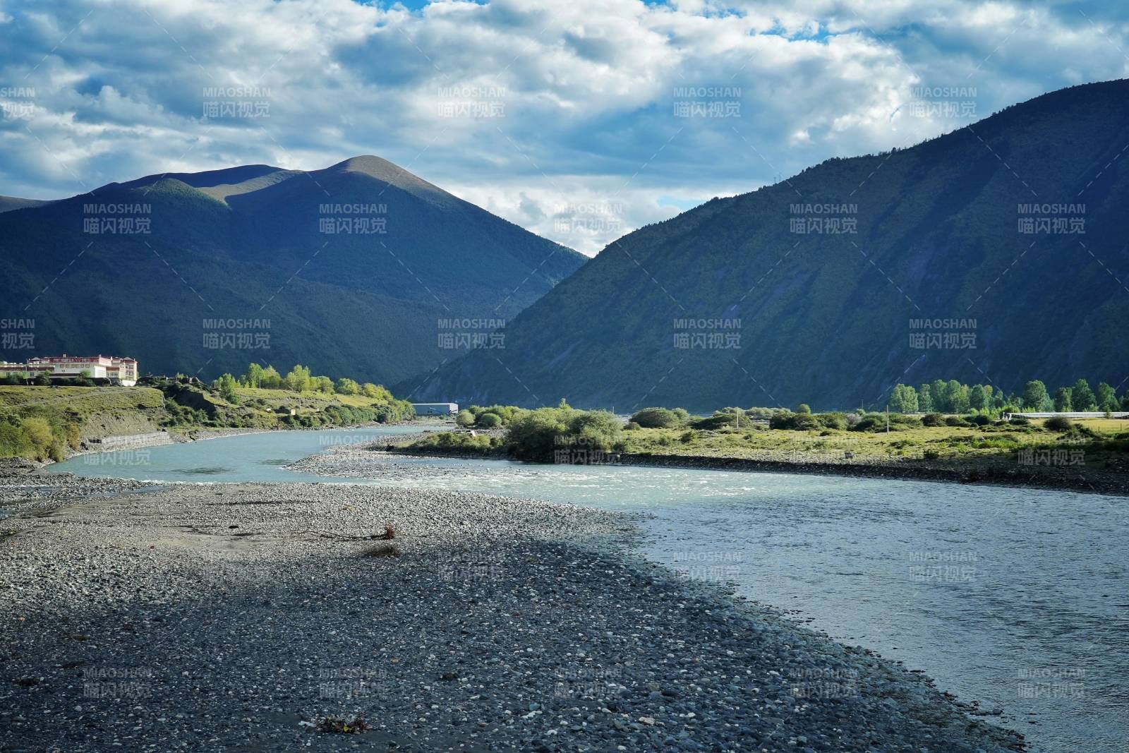 新都桥山间溪流静谧景图片