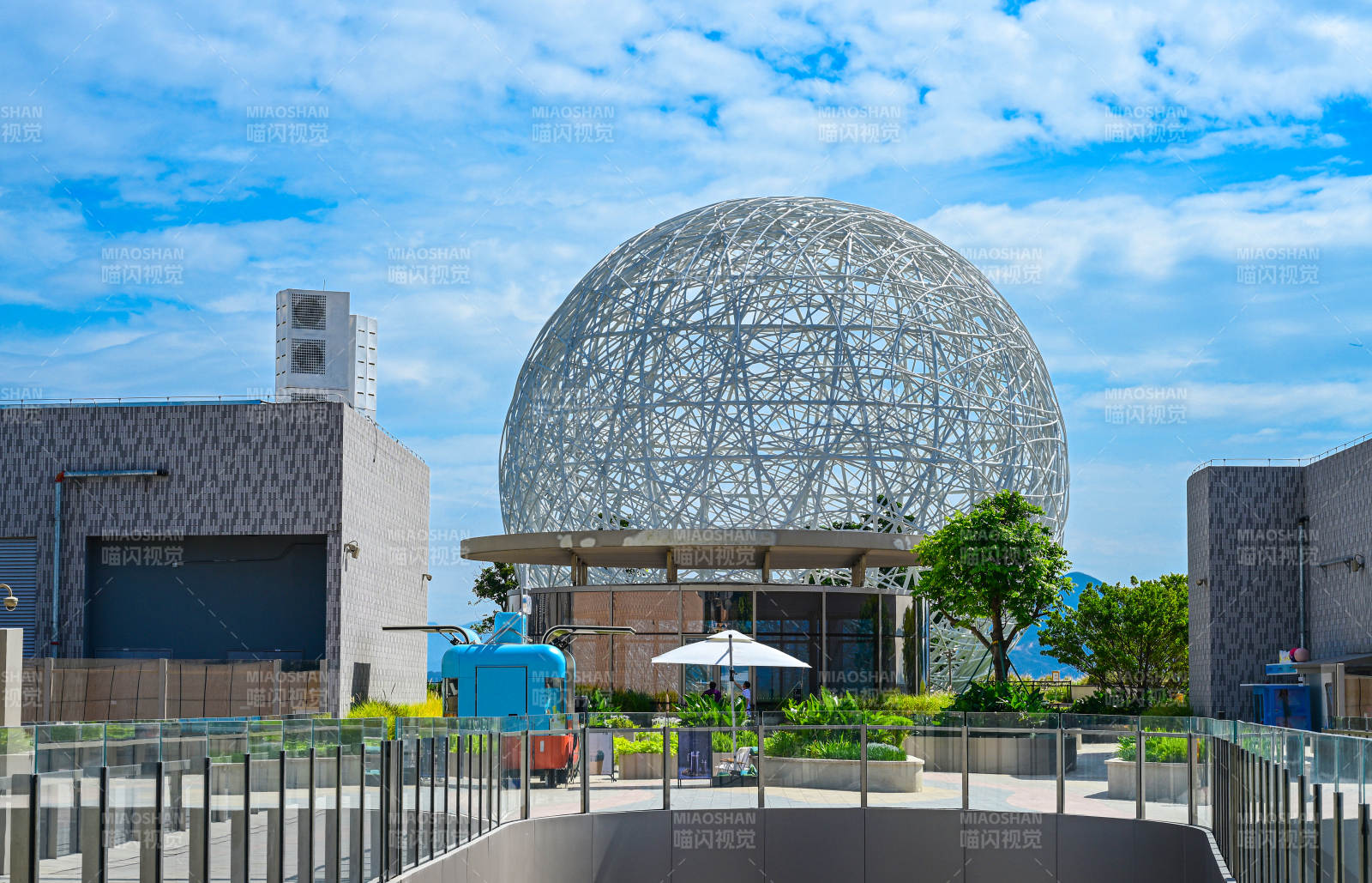 深圳蛇口太子湾海滨公园蓝天下的金属镂空球图片