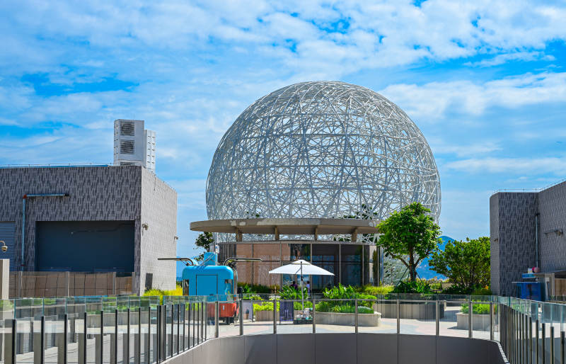 深圳蛇口太子湾海滨公园蓝天下的金属镂空球图片