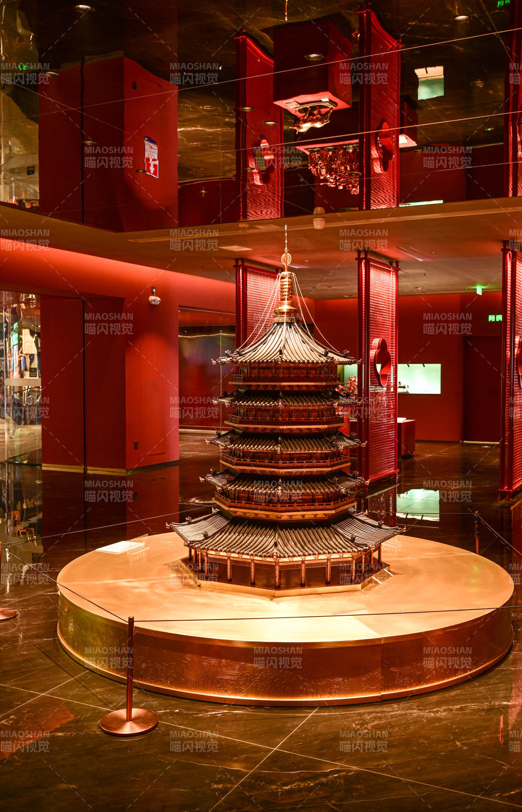 博物馆内的古建筑模型雷峰塔建筑艺术品展示图片