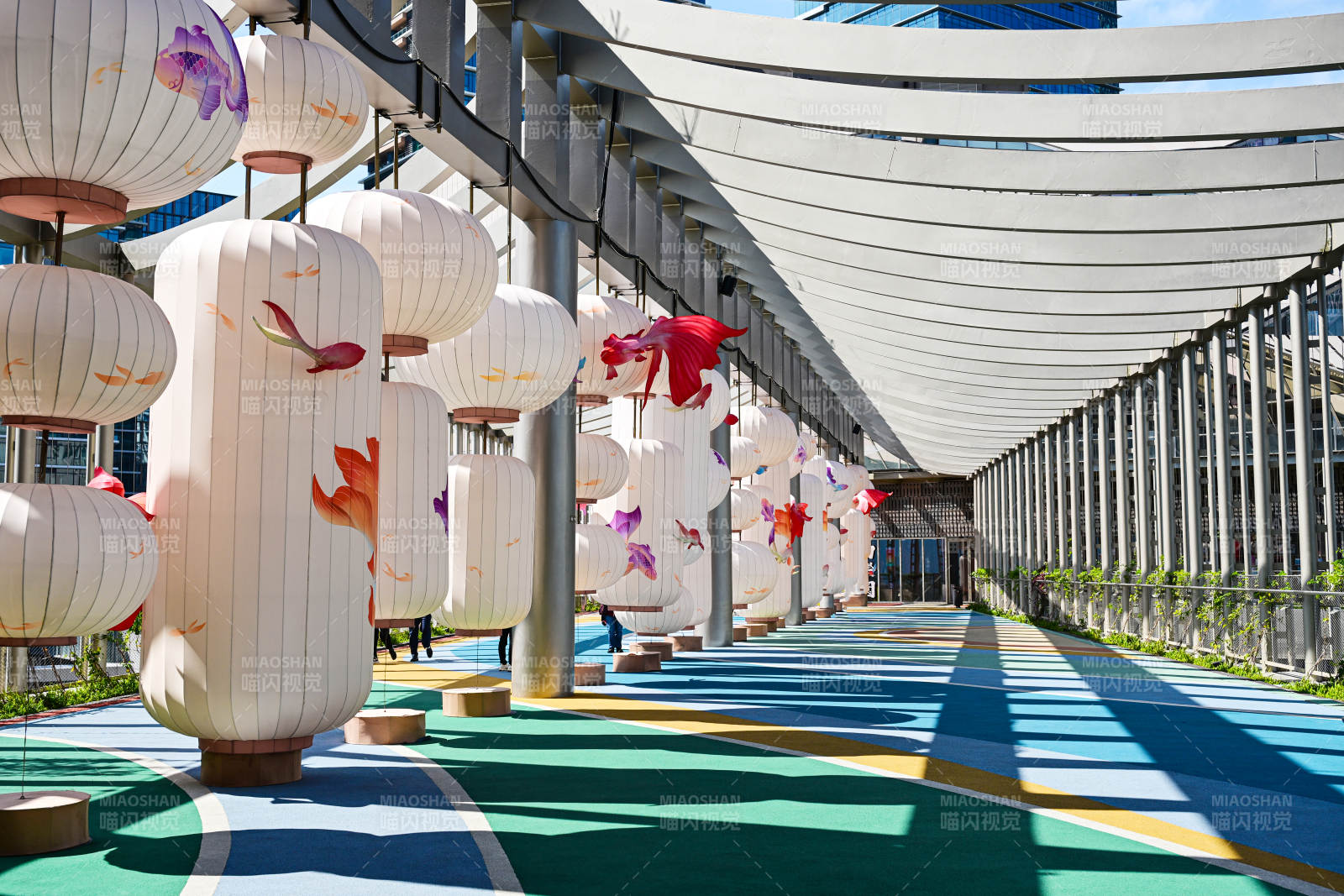 深圳现代建筑下的传统灯笼装饰长廊景观图片