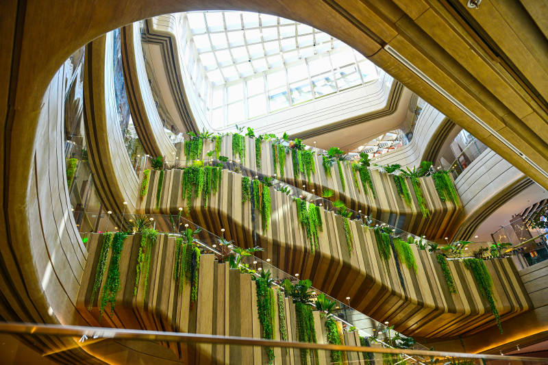 商场内绿植装饰的多层生态艺术旋转楼梯景观图片