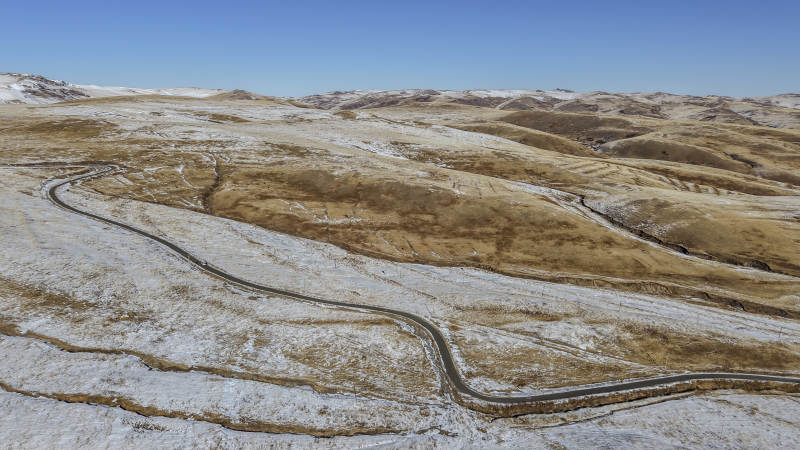 乌兰察布雪地蜿蜒公路图片