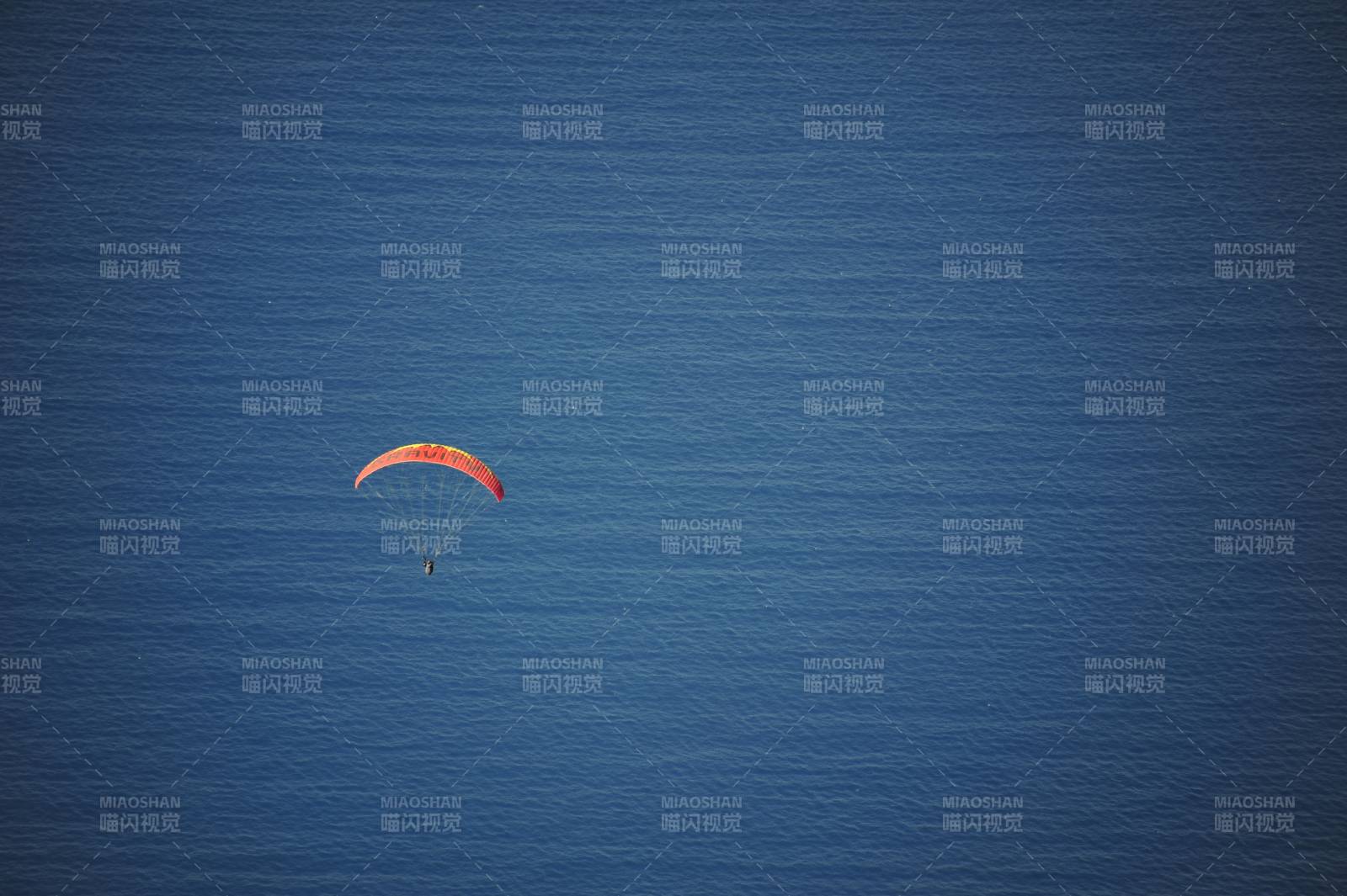 海上滑翔伞图片