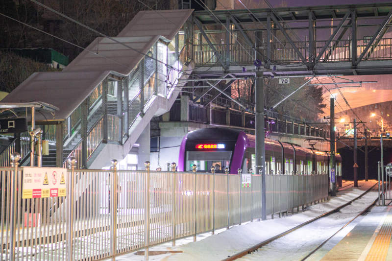 长春电台街站夜幕下的地铁站图片