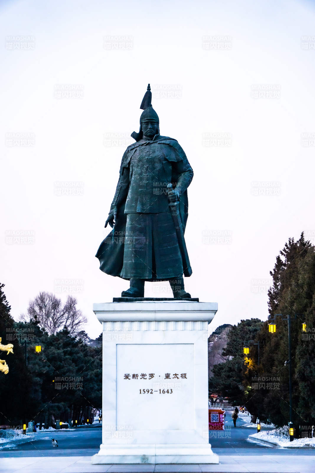 皇太极雕像图片