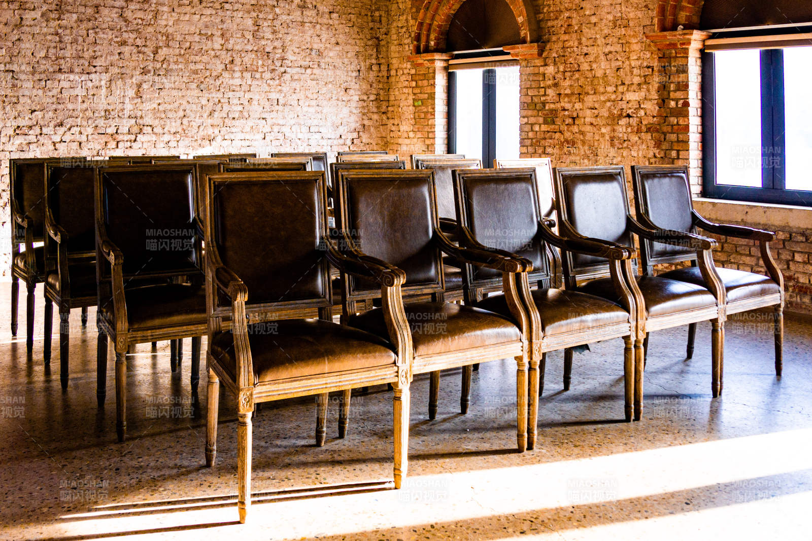 古朴大厅的排椅图片