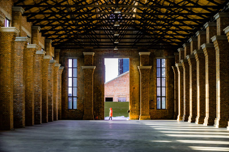 沈阳奉天工厂长廊尽头的光影图片