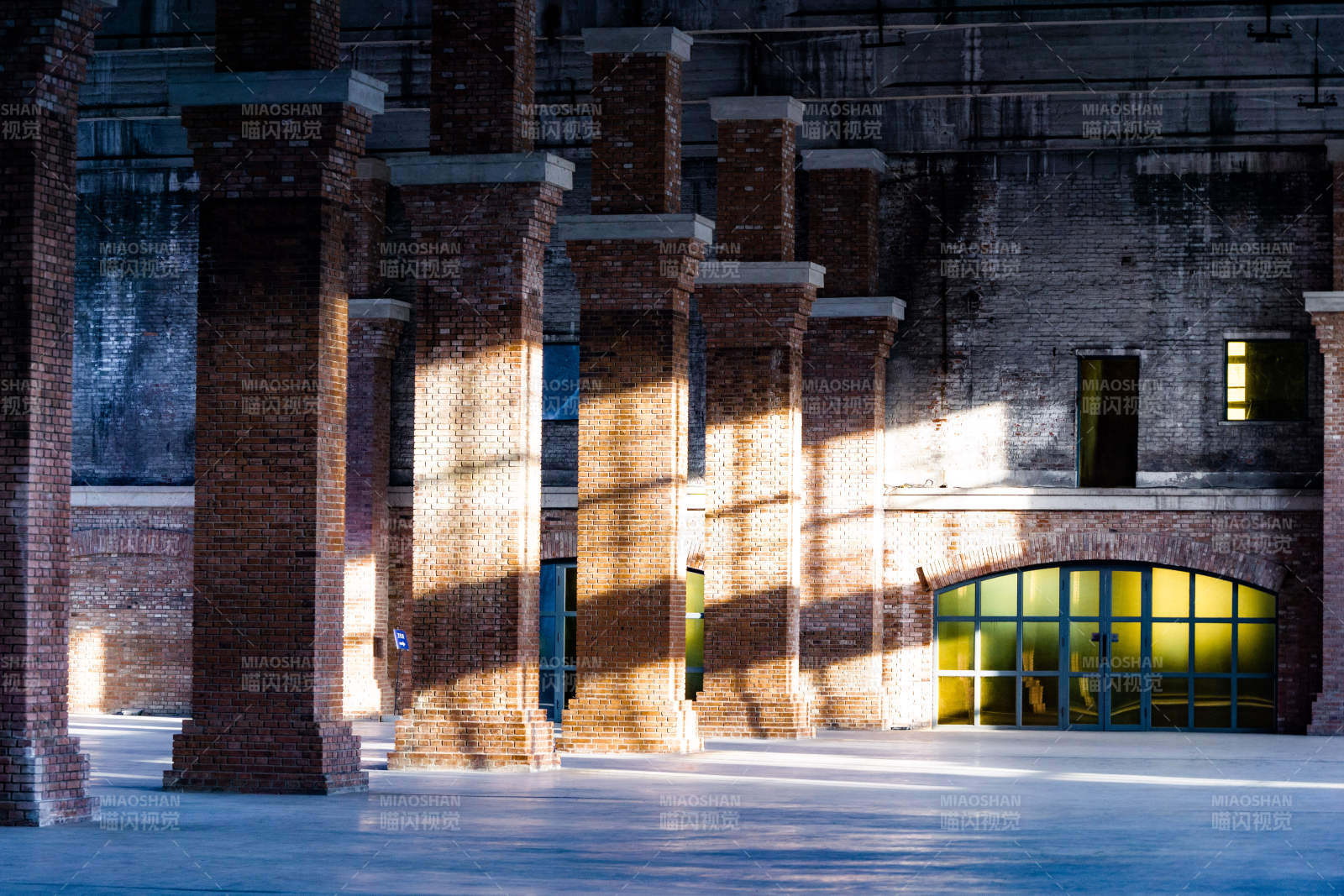 沈阳奉天工厂光影交错的砖柱廊图片