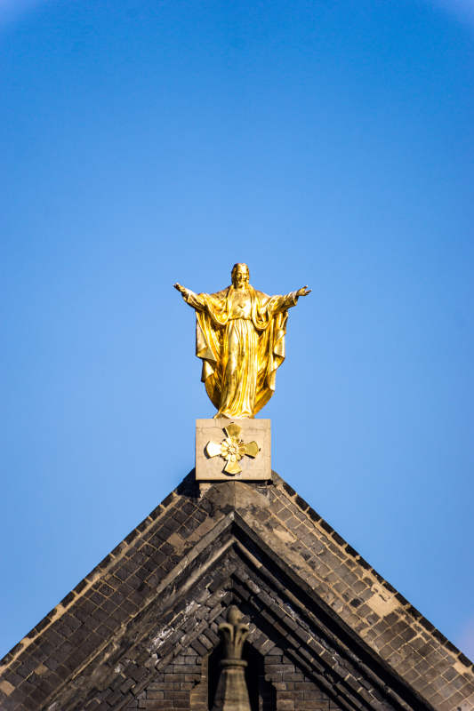 沈阳天主教堂金色耶稣雕像矗立教堂顶图片