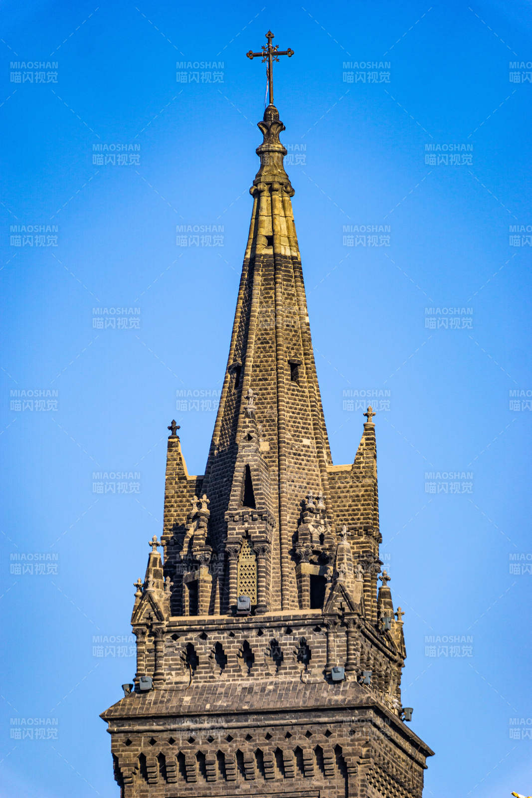 沈阳天主教堂尖顶仰望蓝天图片