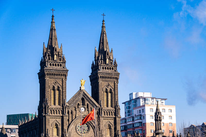 沈阳天主教堂双塔映蓝天图片