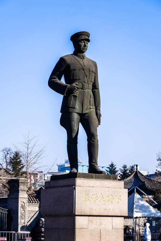 张学良将军雕像图片