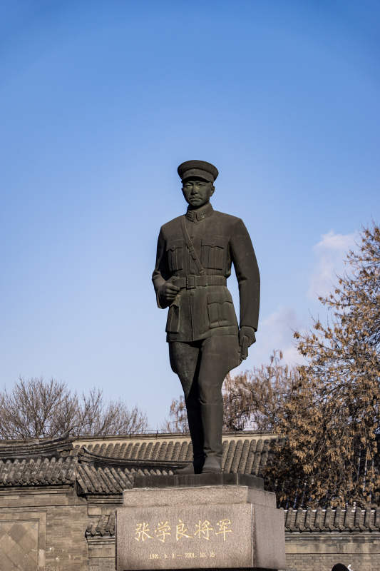 张学良将军雕像图片