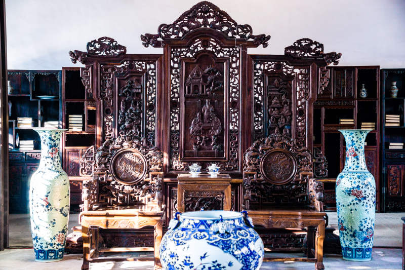 古典家具与青花瓷图片