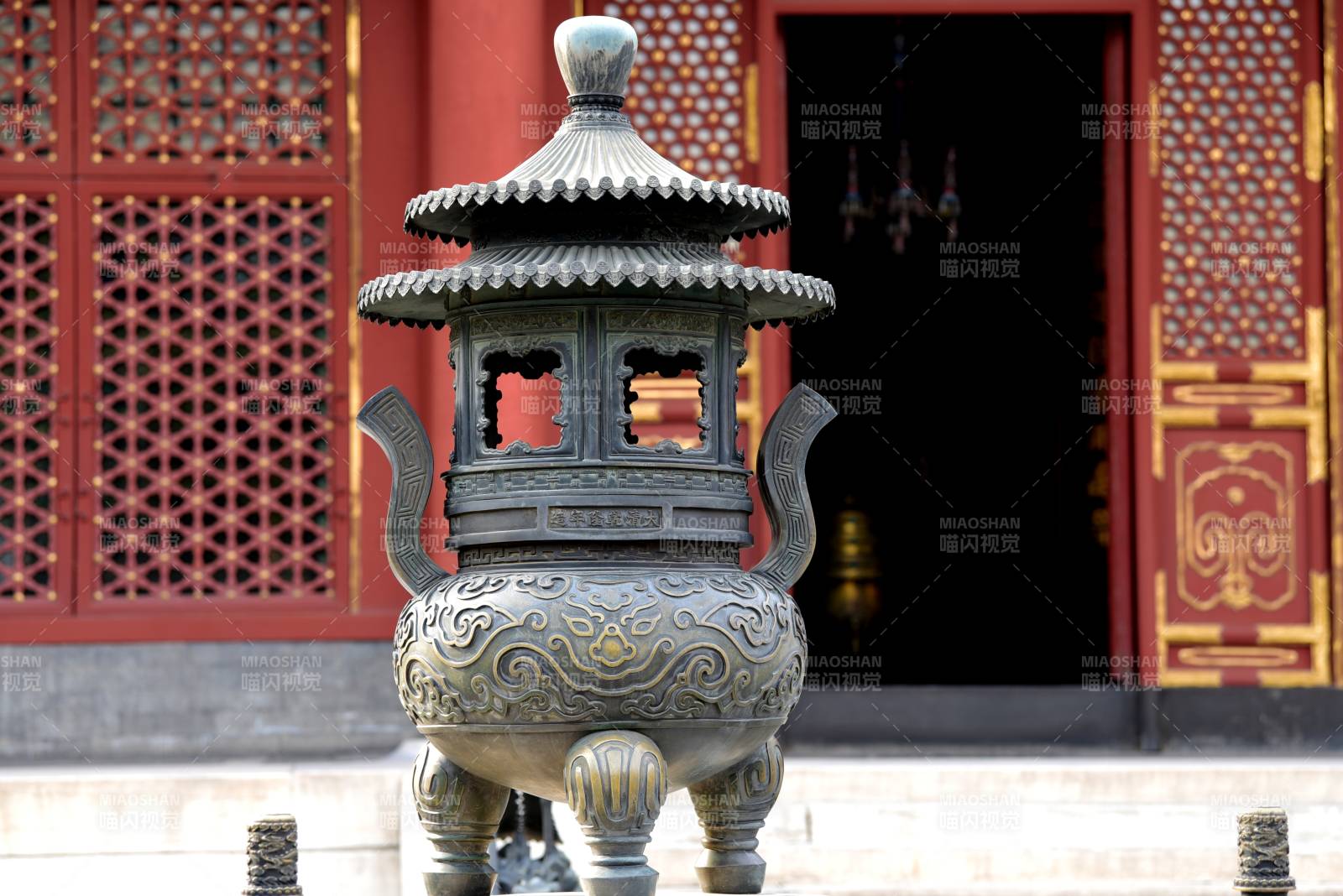 北京颐和园宫殿前铜制香炉图片