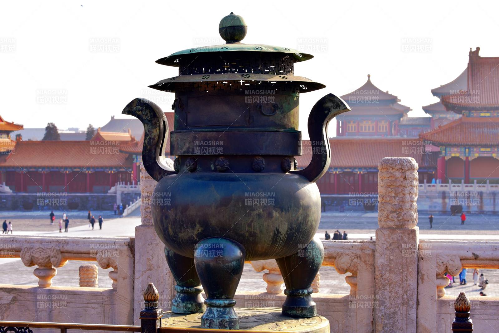 北京故宫太和殿前铜香炉图片
