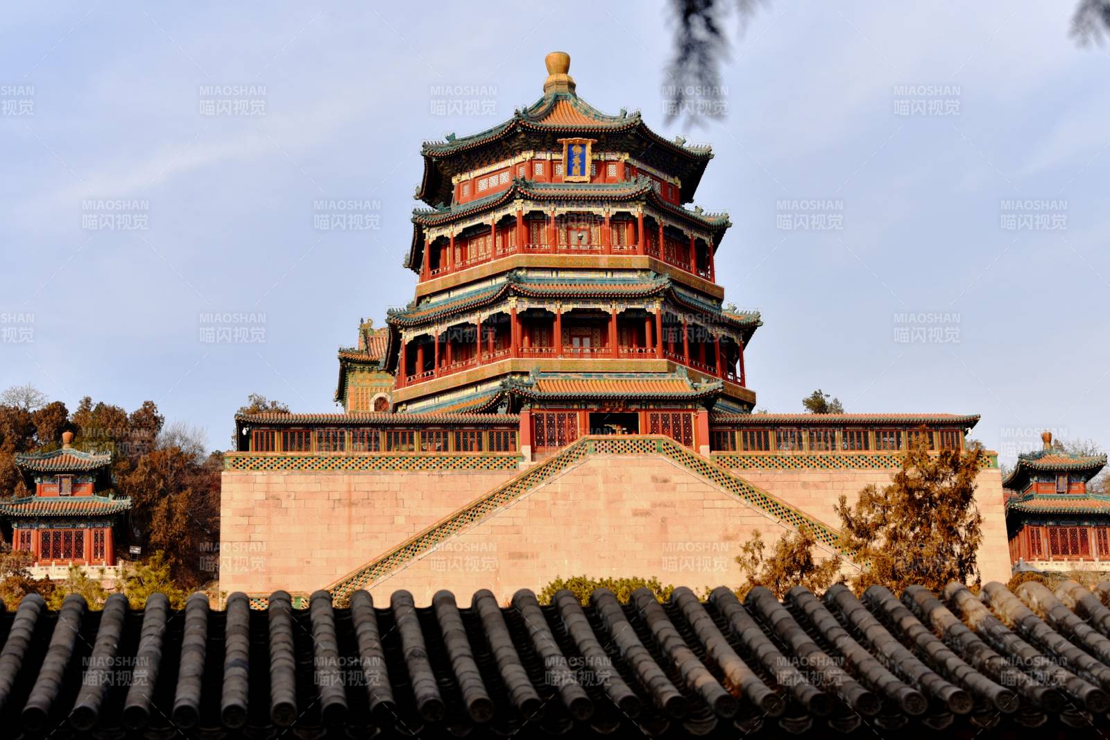 北京颐和园万寿山主峰上的佛香阁图片