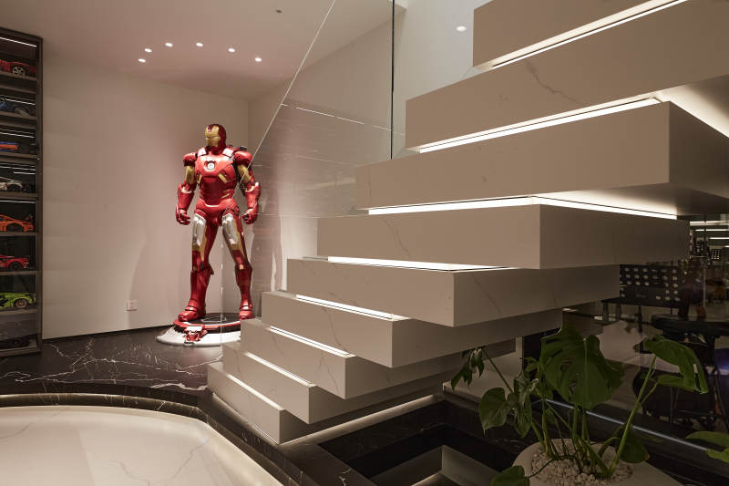 钢铁侠展厅阶梯图片