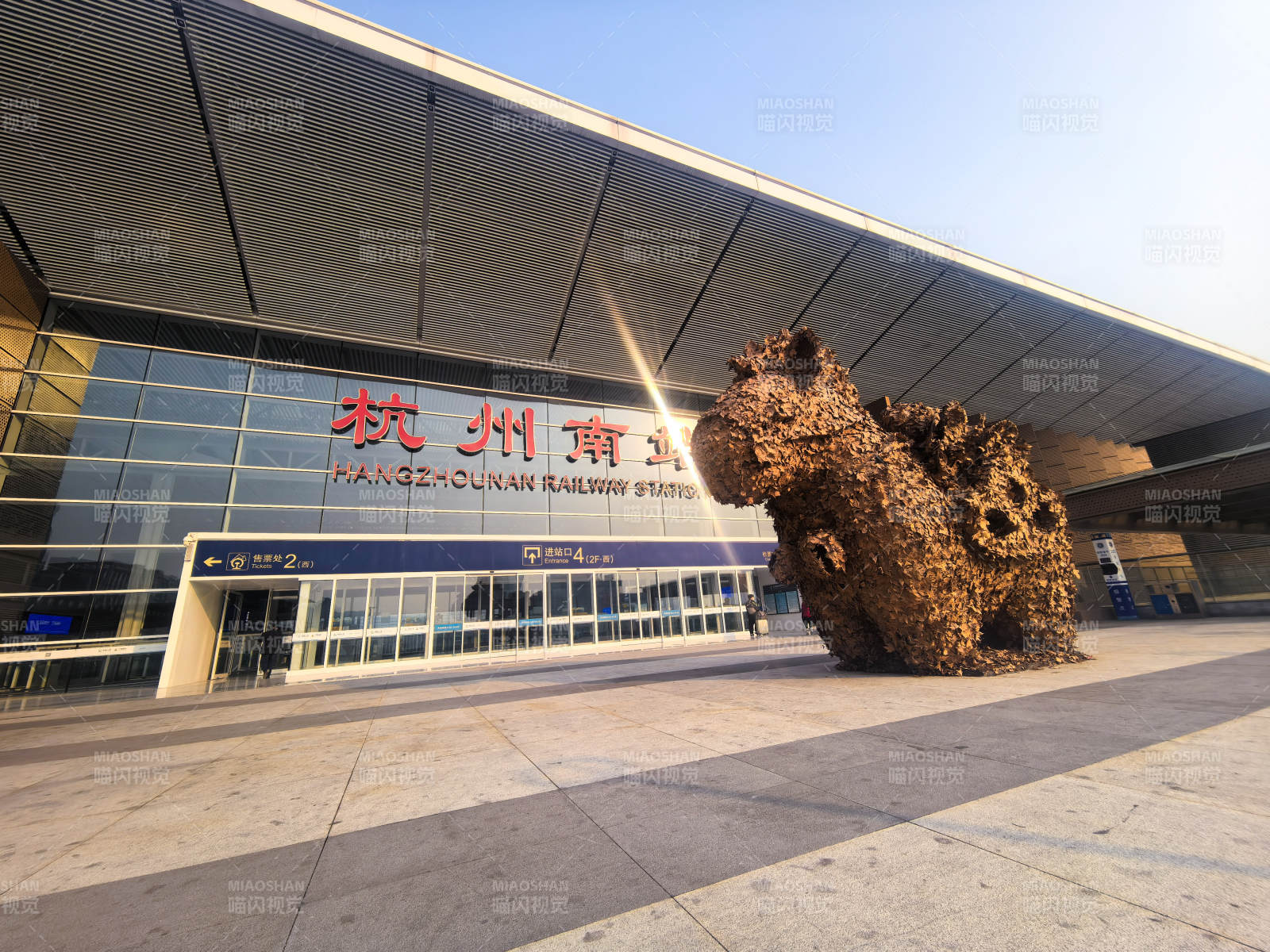 杭州南站前的雕塑图片