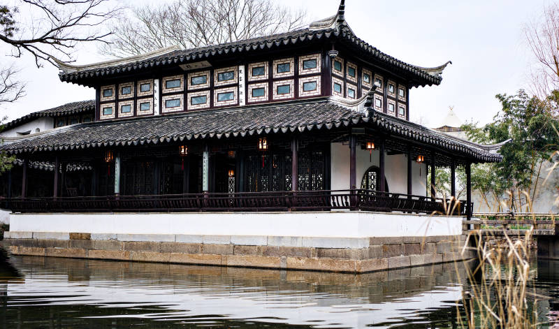 拙政园水边古亭静谧景图片