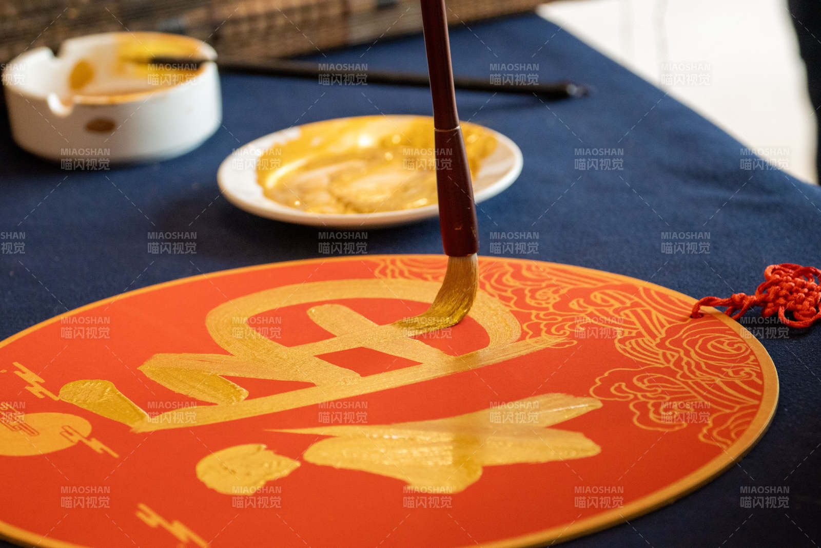 挥毫写福字图片