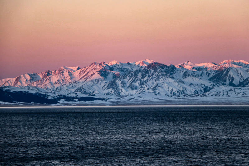 新疆赛里木雪山图片