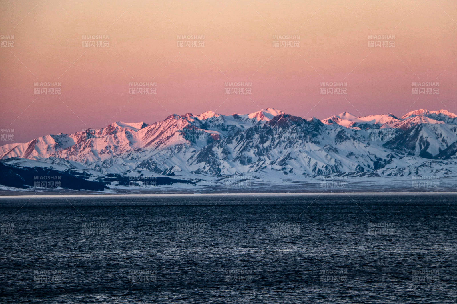 新疆赛里木雪山图片