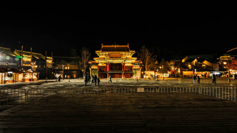 古北水镇夜幕下的古街灯火图片