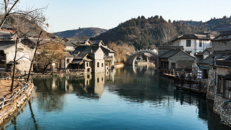 古北水镇水乡古桥映山景图片