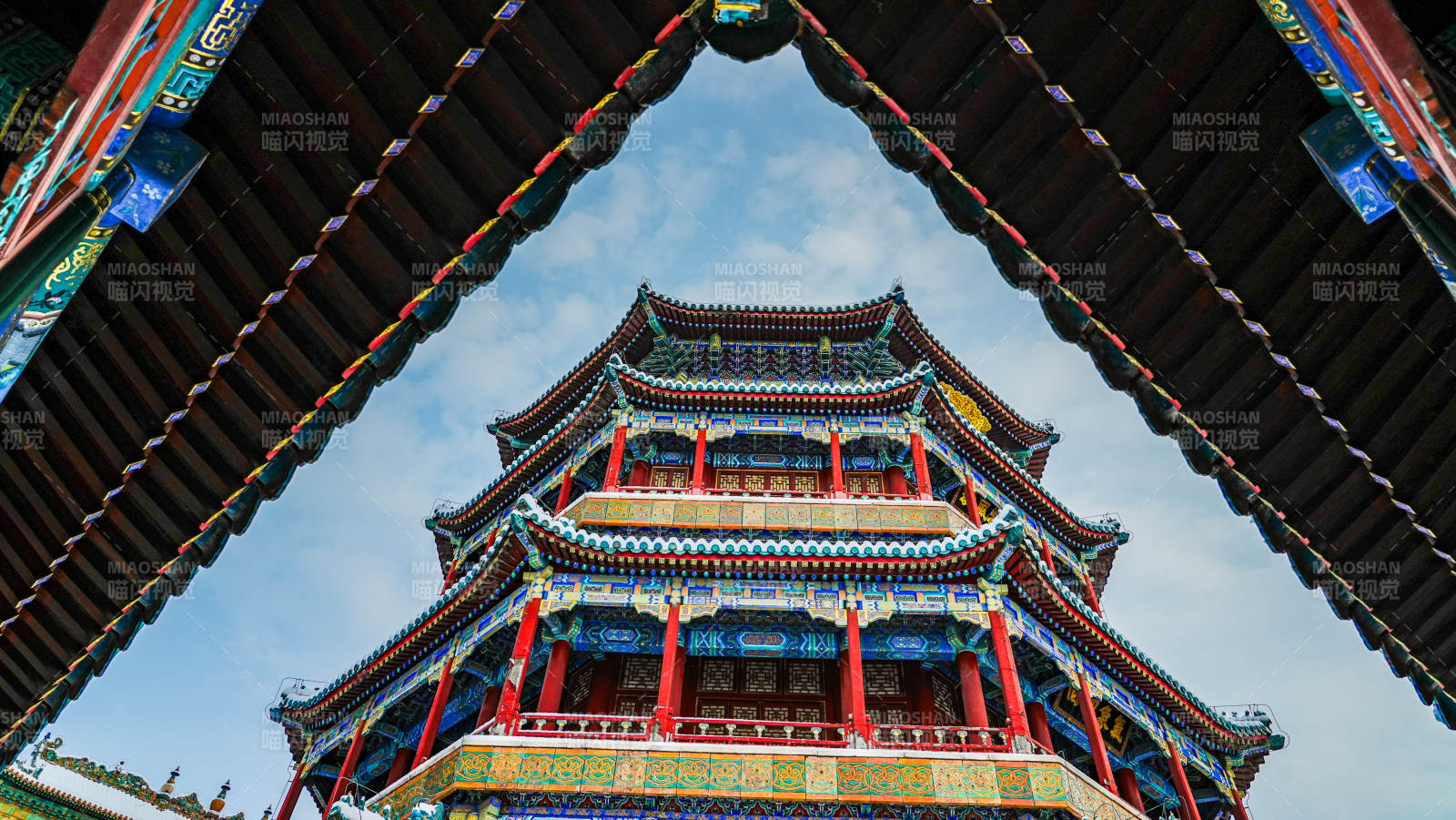 颐和园佛香阁飞檐映蓝天图片