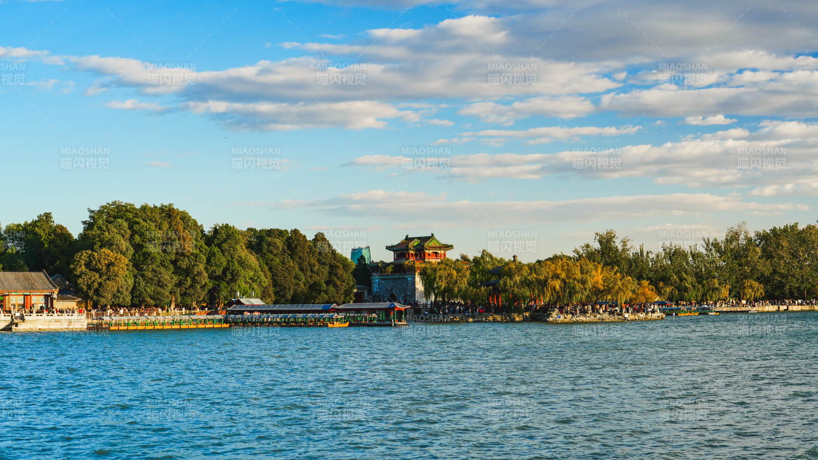 颐和园湖畔秋景如画图片