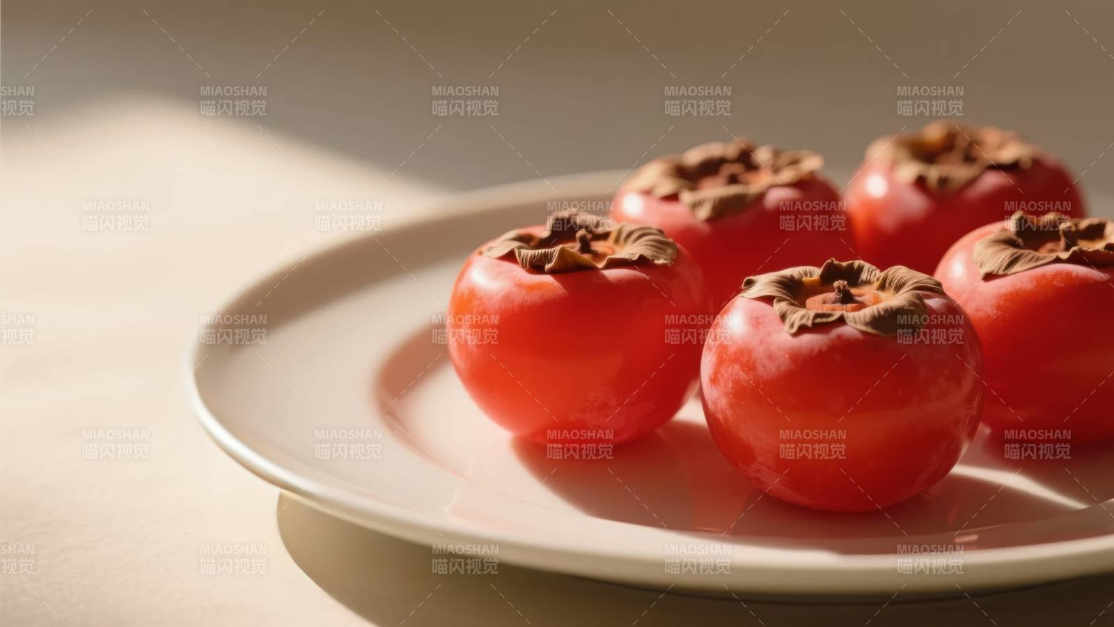 红柿静置盘中图片