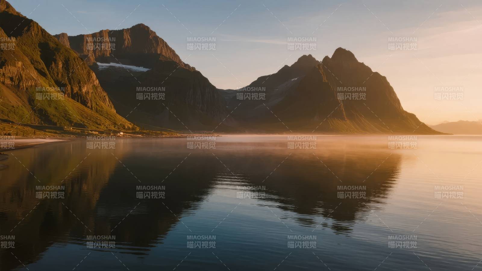 山湖晨曦倒影图片