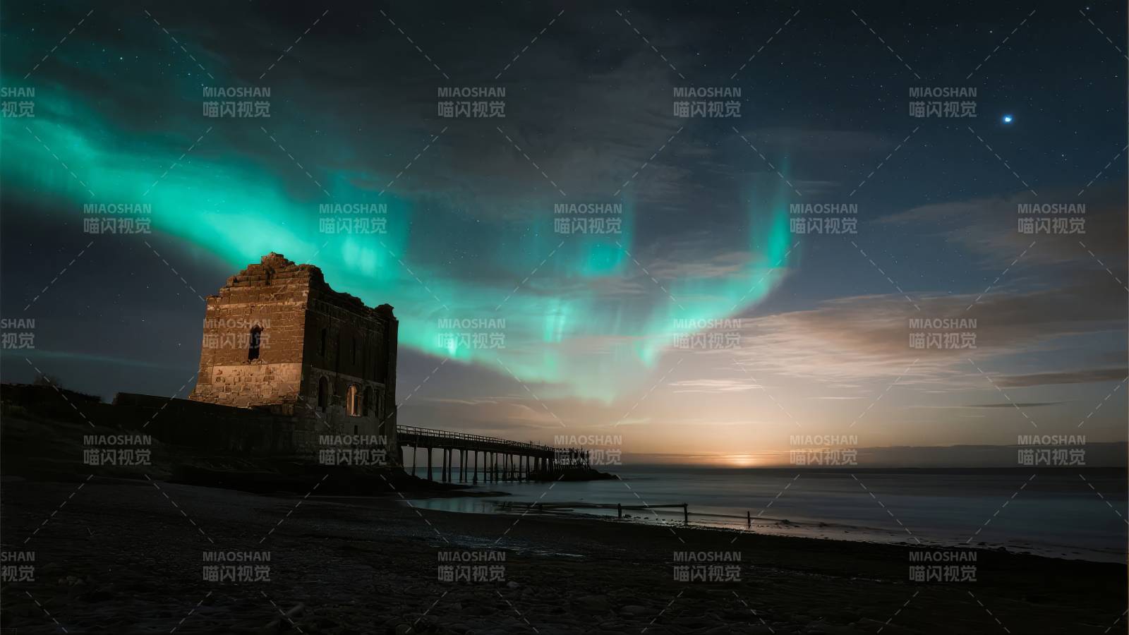 极光下的废墟夜景图片