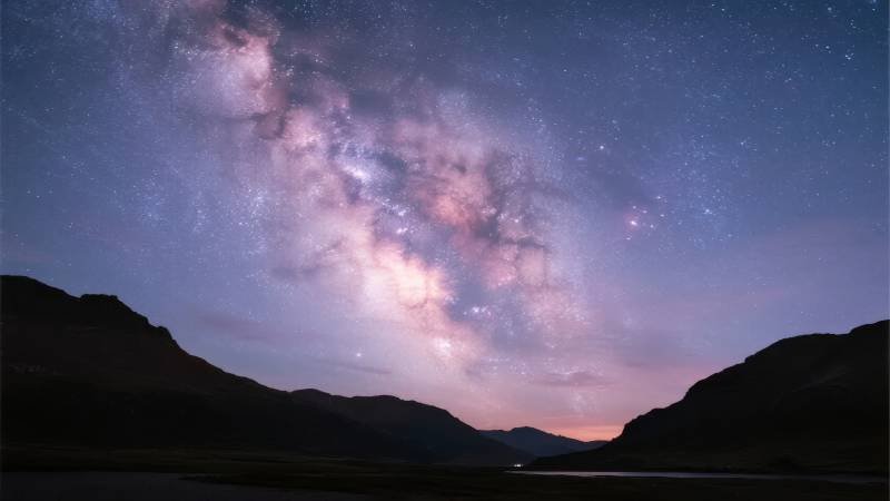 银河映山夜景图片