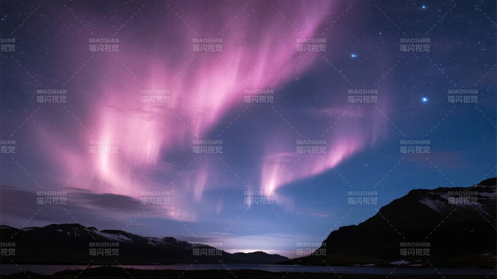 极光映照山湖夜图片