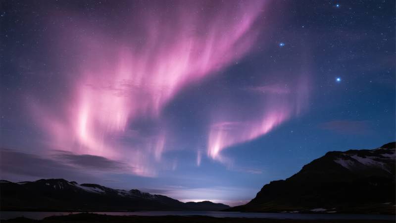 极光映照山湖夜图片