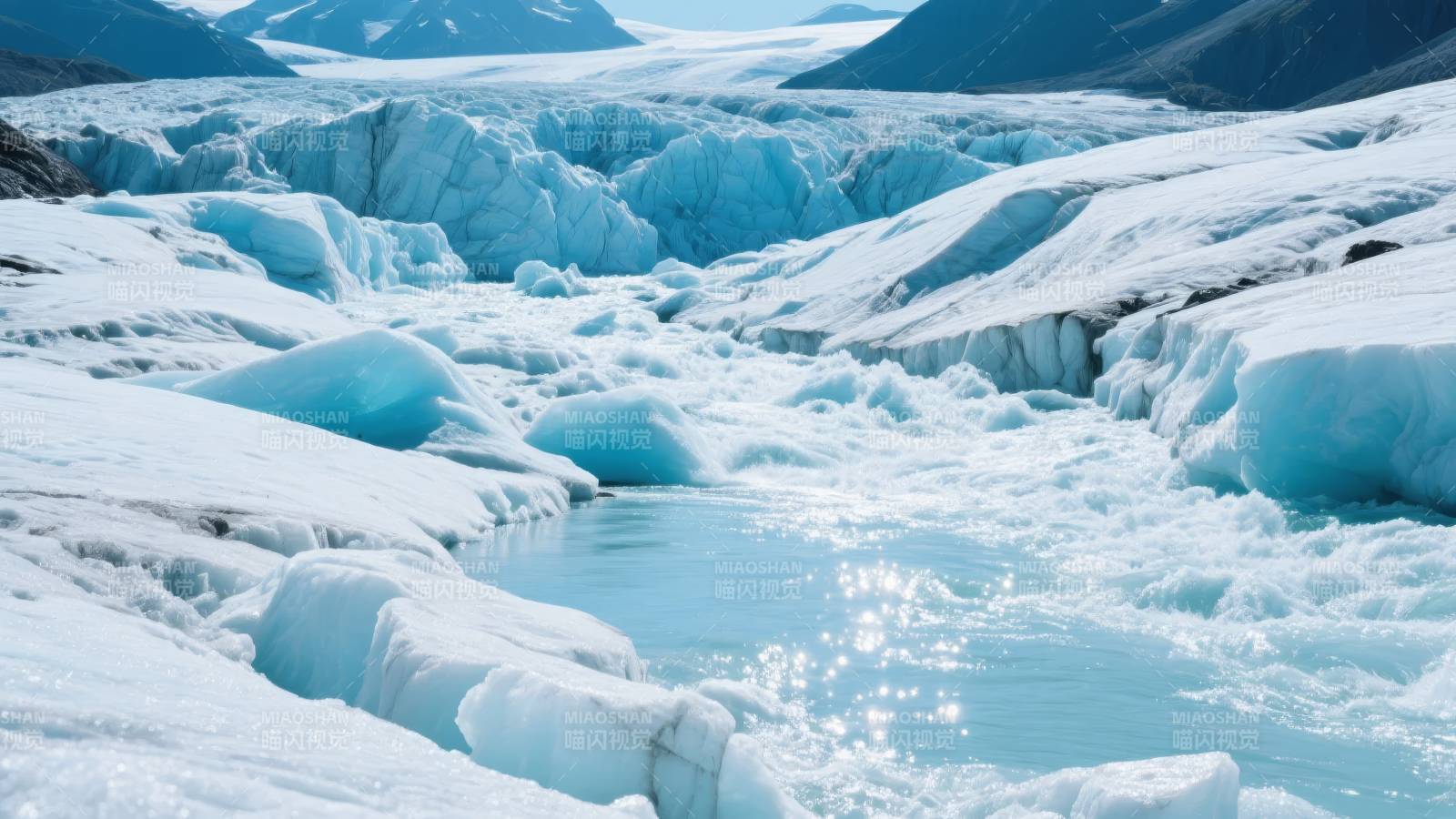 冰川融水映蓝天图片