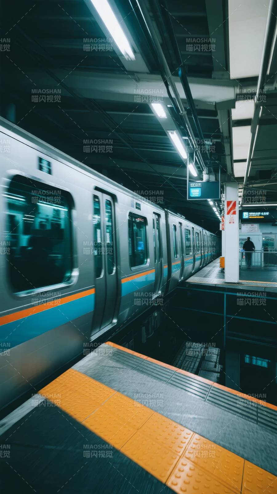 地铁站台列车进站图片