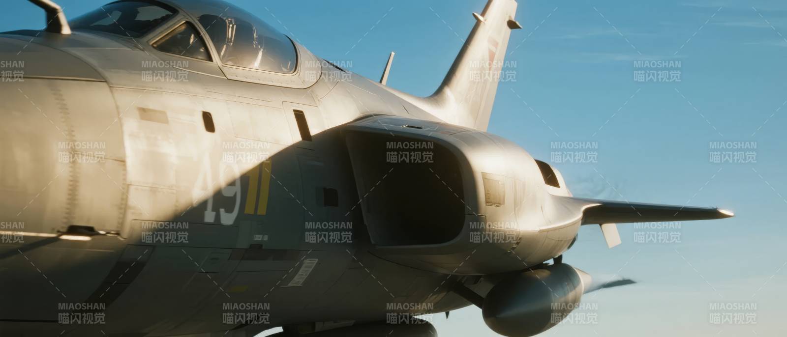 战斗机翱翔蓝天图片