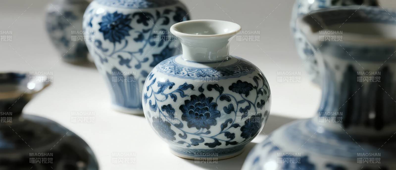 青花瓷瓶静谧之美图片