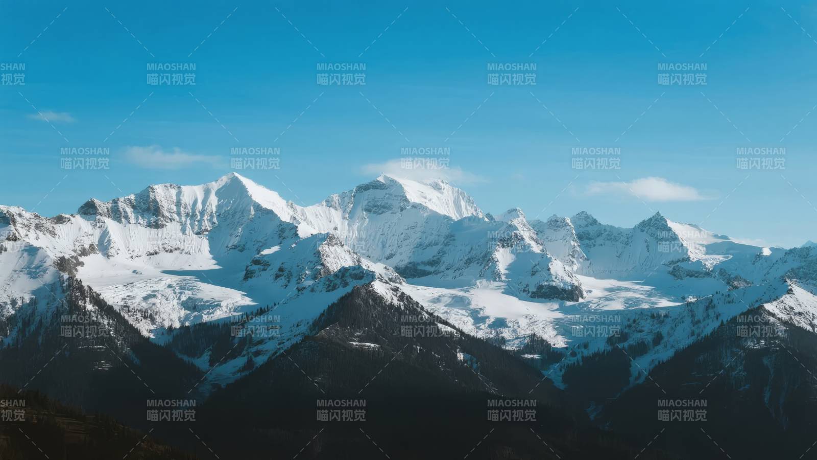 雪山巍峨映蓝天图片