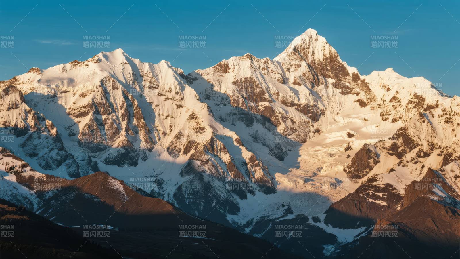 雪山巍峨映蓝天图片