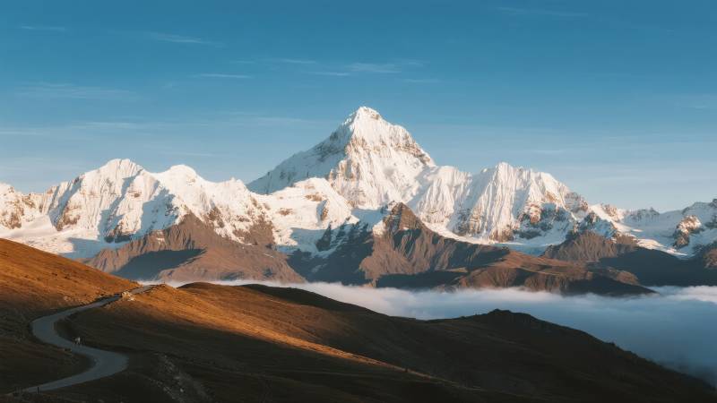 雪山云海壮丽景色图片