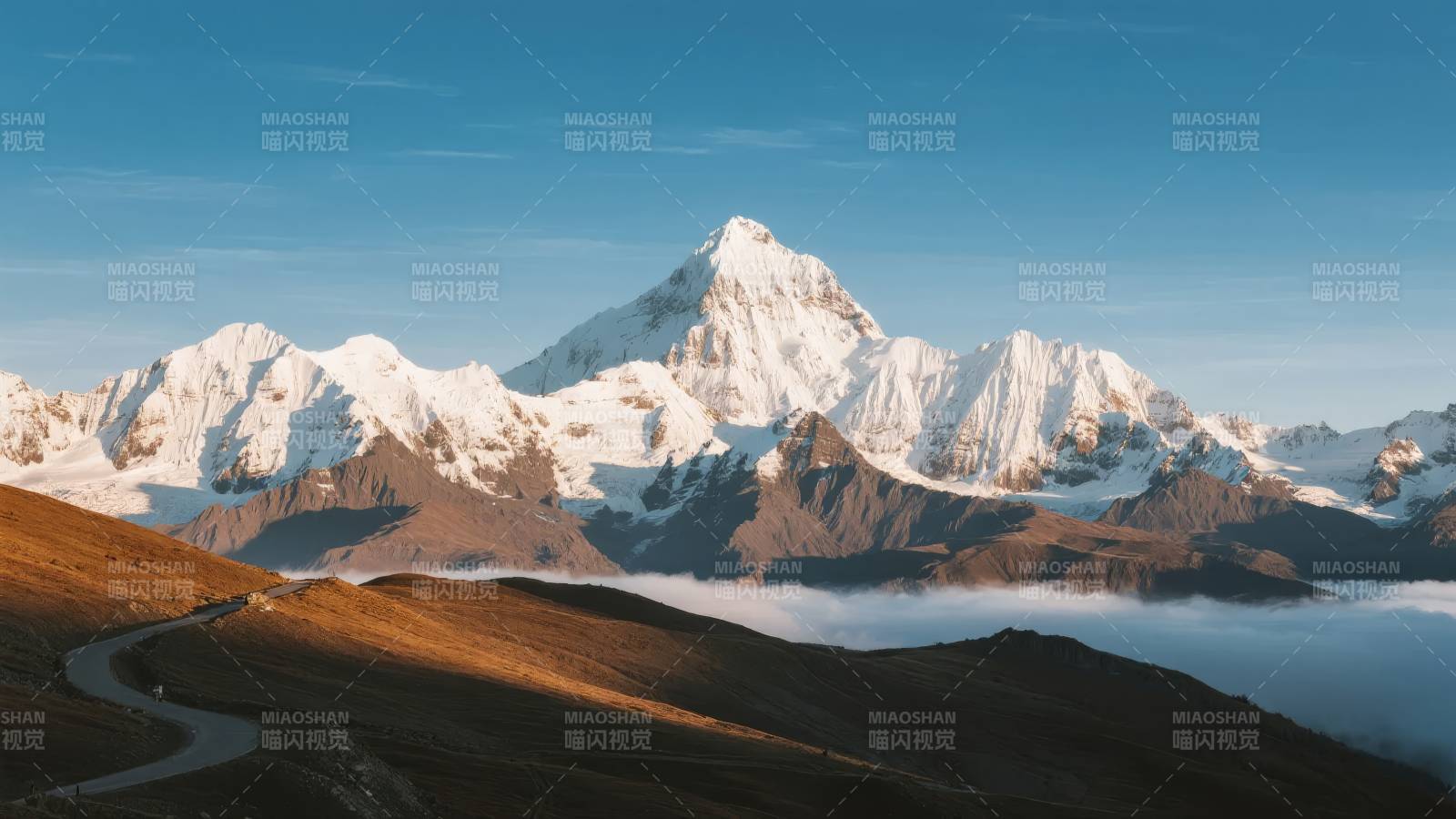 雪山云海壮丽景色图片