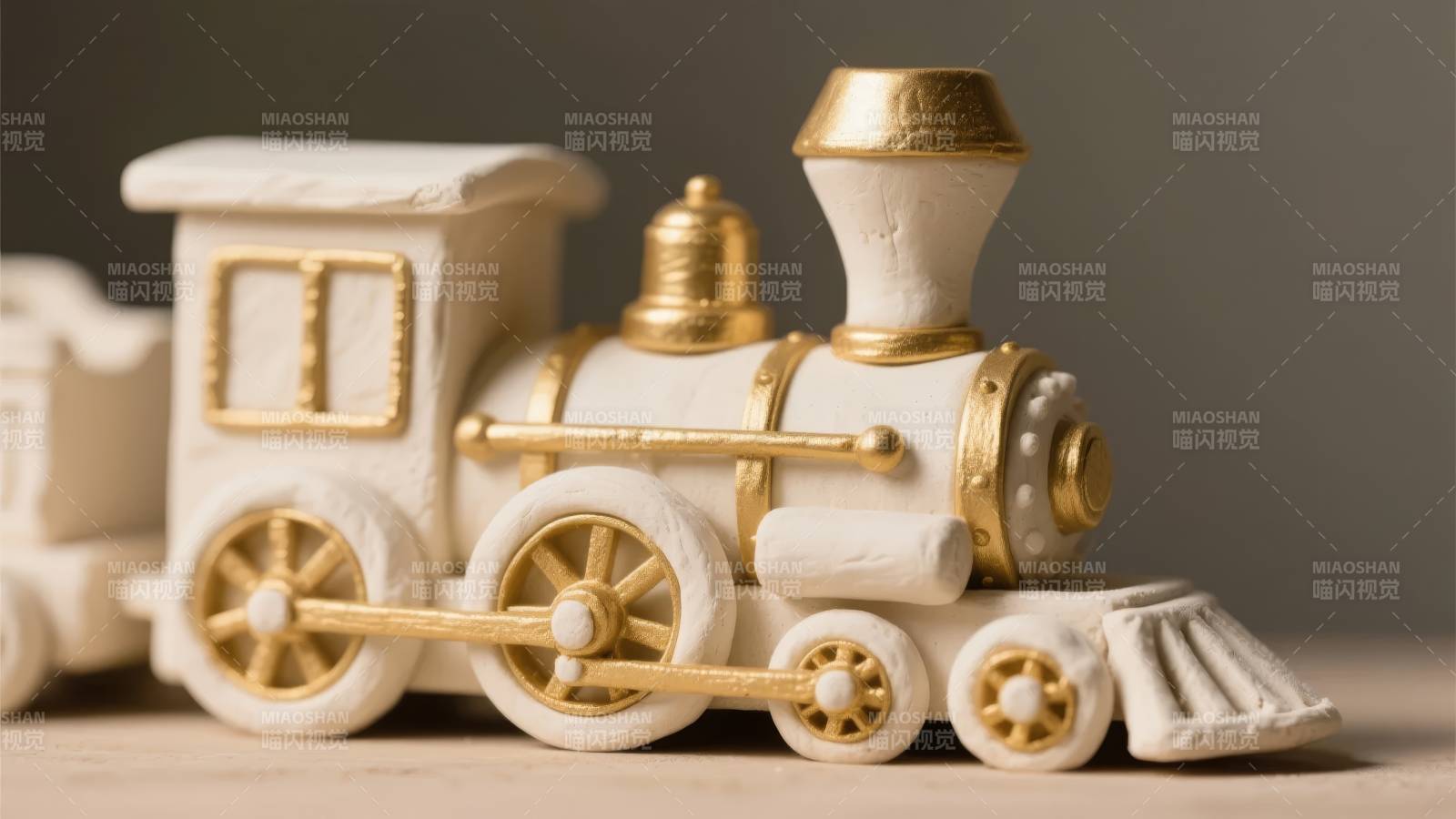 白色金色小火车图片