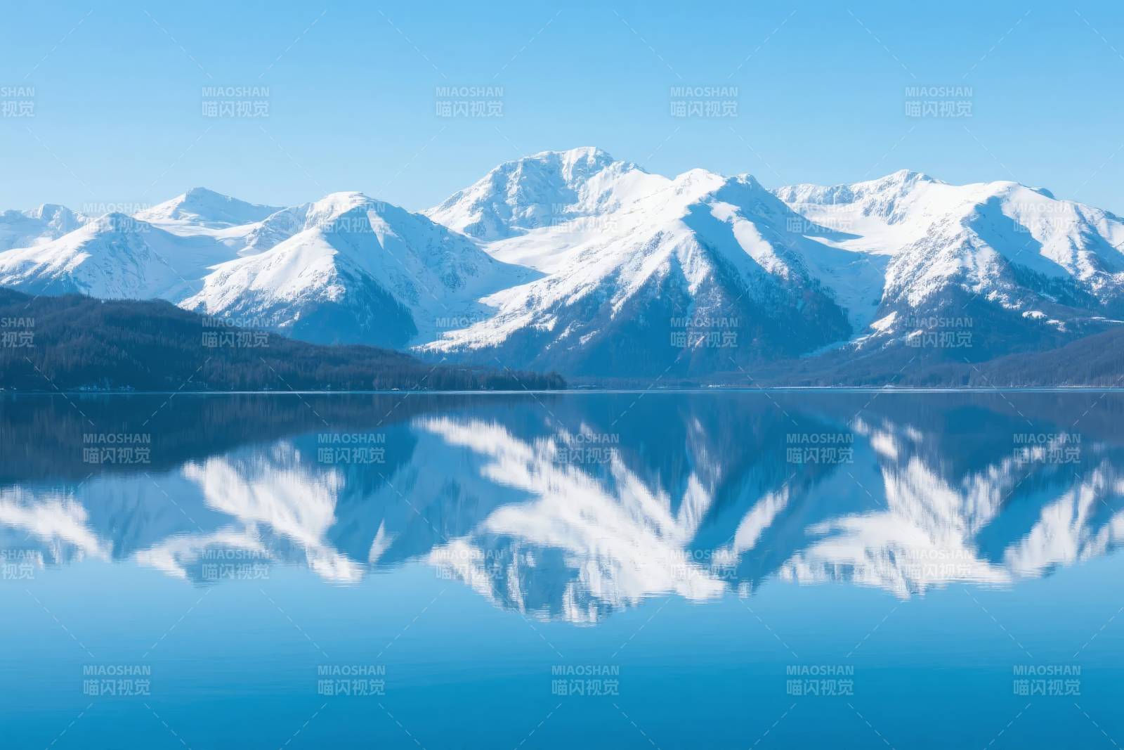 雪山倒影湖中图片